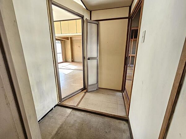 シンプルな玄関廻りはお好みでアレンジできますね