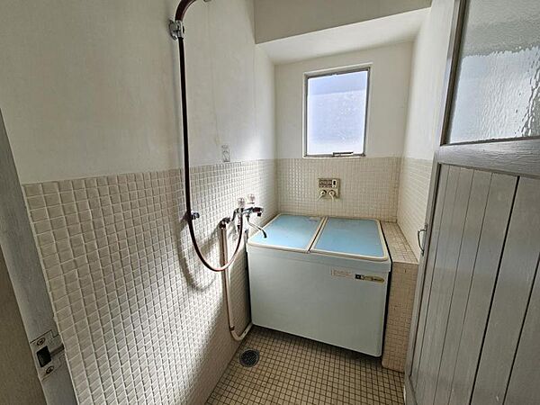 窓付きのバスルームで明るくしっかりと換気もできますよ！