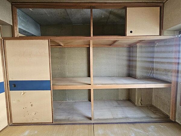 和室6帖：押入収納は奥行きがあり、季節物の家電や寝具もスッキリと収納できます！