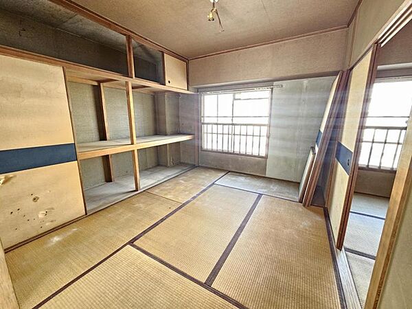 和室6帖：突然の来客にもサッとお布団を敷ける和室でしょう！