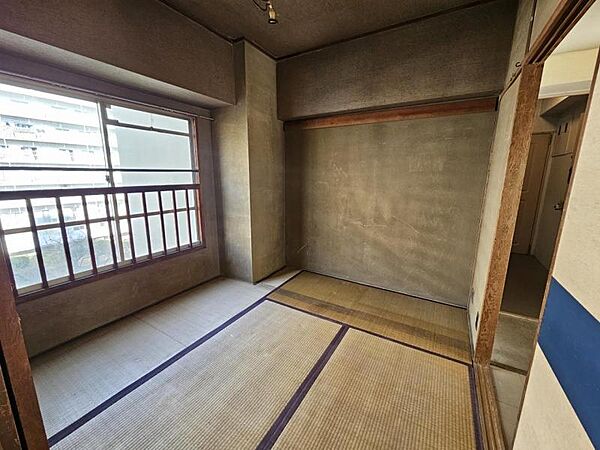 和室4．5帖：コンパクトなお部屋ですが収納を設けており広くお使い頂けます！