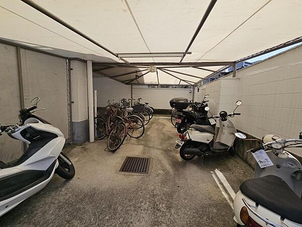 バイク置き場も確保されています☆