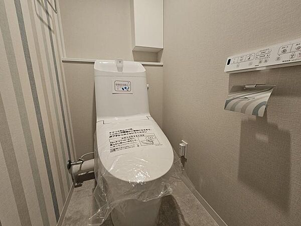 使いやすいサイドパネル仕様の温水洗浄便座付トイレです！