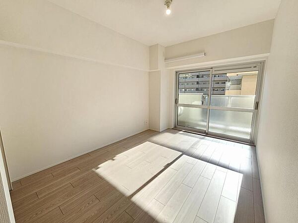 洋室6.1帖：バルコニーに面したお部屋はお布団などもサッと干せて便利ですね