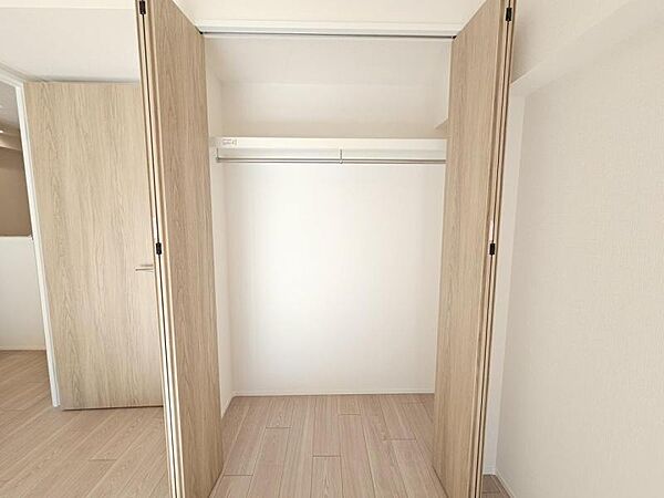 洋室6.1帖：長さのあるお洋服もらくらく収納できますね！
