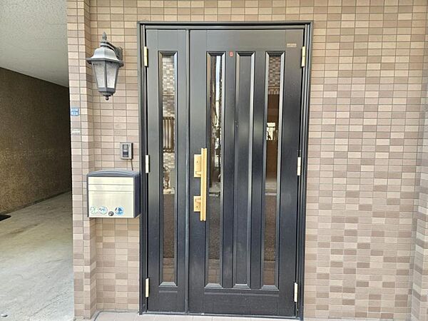 ブラック調の玄関ドアは外観がキリッと締まりますね！