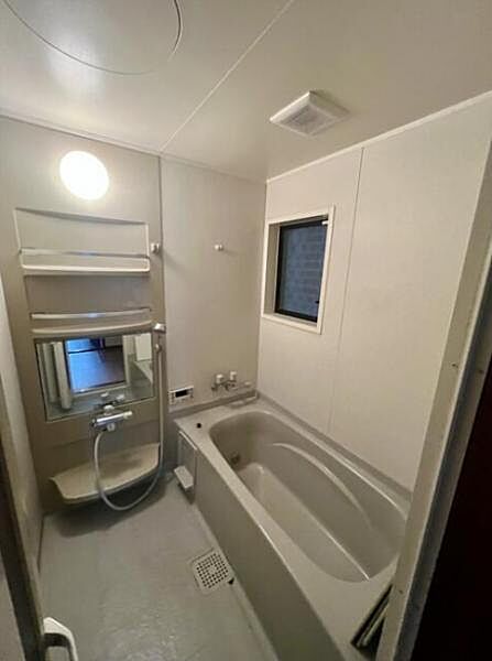 窓付きのバスルームで明るくしっかりと換気もできますよ！