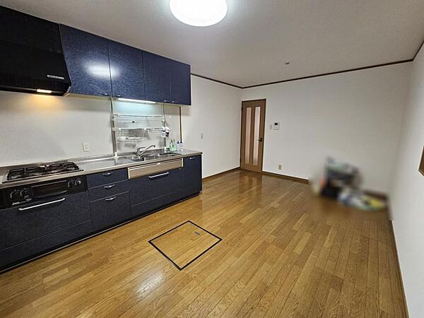 直線的な動線で作業がしやすい壁付け型キッチンを採用！