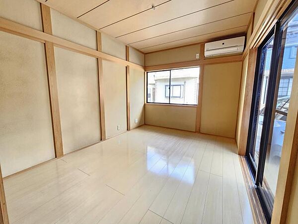 洋室6帖：2面採光で風通しも良好！お部屋の隅々まで明るく快適☆