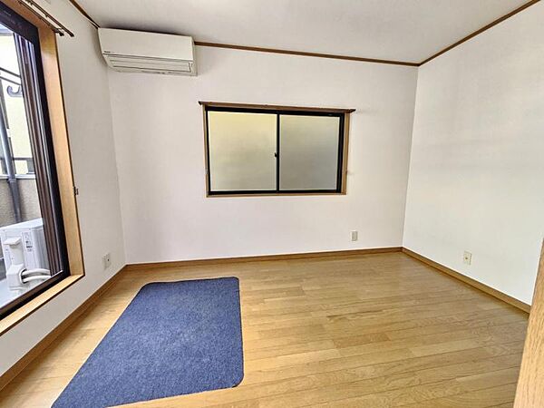 洋室5．5帖：南向きの洋室は明るく子供部屋にもピッタリ！