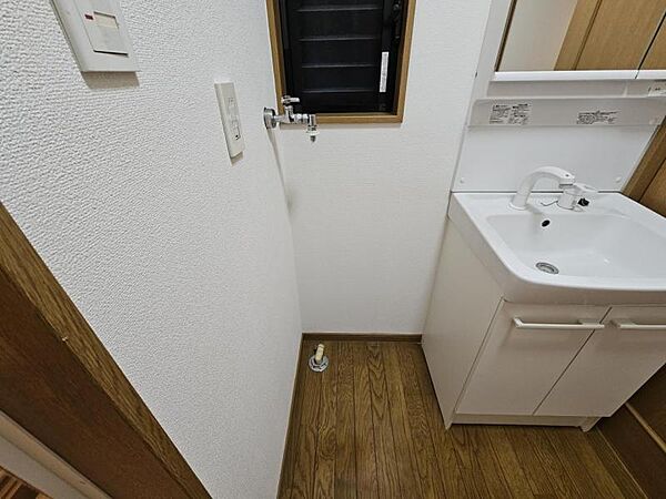 洗濯機を配置しても十分なスペースを確保した設計の洗面室！