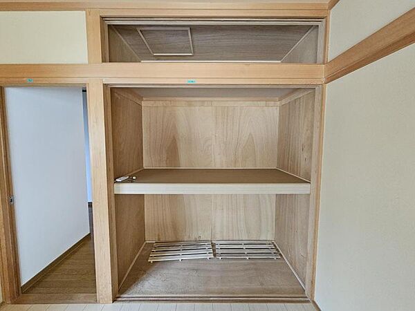 洋室6帖：大きな押入で寝具類もすっきり☆