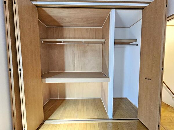 洋室6帖：収納充実ですっきりと整頓されたお部屋作りが可能です！