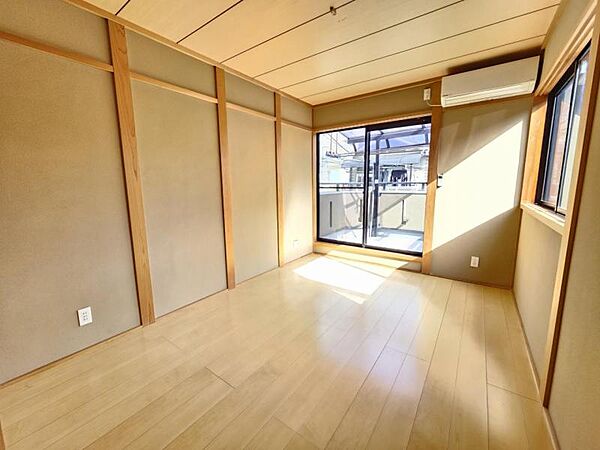洋室6帖：バルコニーに面したお部屋はお布団などもサッと干せて便利ですね