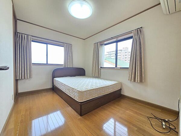洋室：2面採光で風通しも良く、お部屋の隅々まで明るい印象です