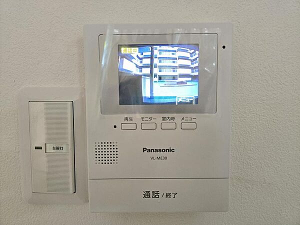 モニター付きインタホンはお子様や女性に安心の設備ですね。