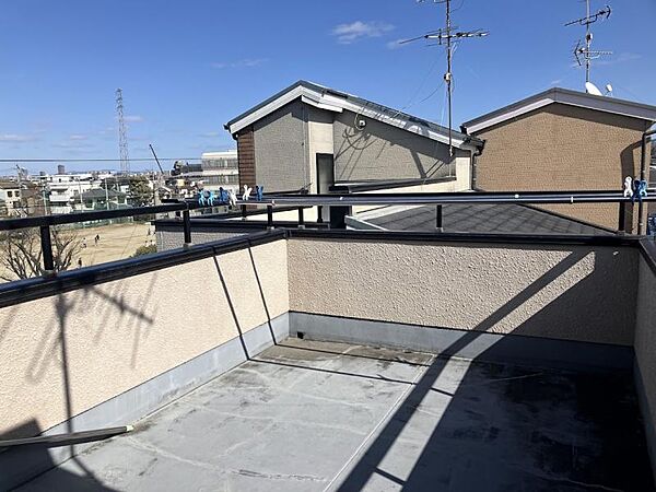 屋上バルコニー！周囲に高い建物はなく、日当たり良好です！