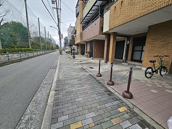 前面道路は歩道も整備され、小さなお子様にも安心☆