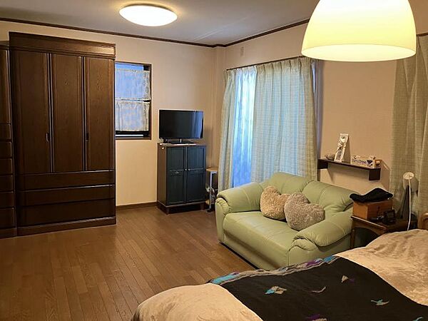 洋室：2面採光を確保した明るい室内は、風通しも良く、大変居心地の良い空間！