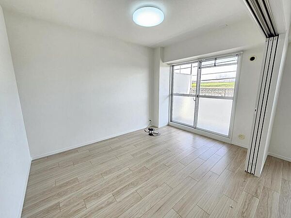 洋室6．3帖：バルコニーに面したお部屋はお布団などもサッと干せて便利ですね