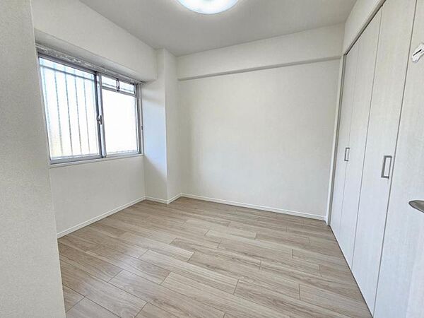 洋室4．48帖：コンパクトなお部屋ですが収納を設けており広くお使い頂けます！