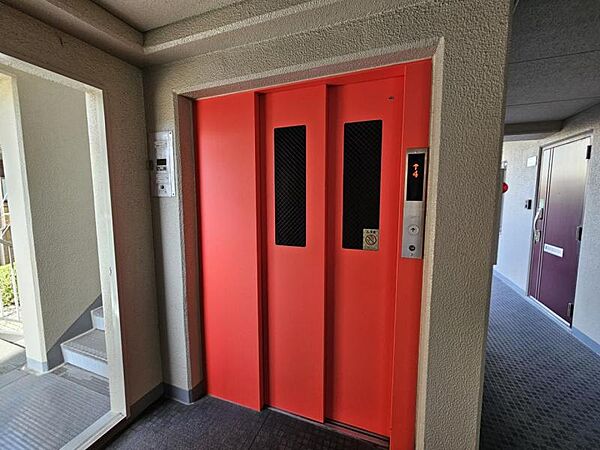 エレベータ―完備！お荷物が多い時にも便利です！