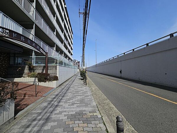 前面道路は歩道も整備され、小さなお子様にも安心☆