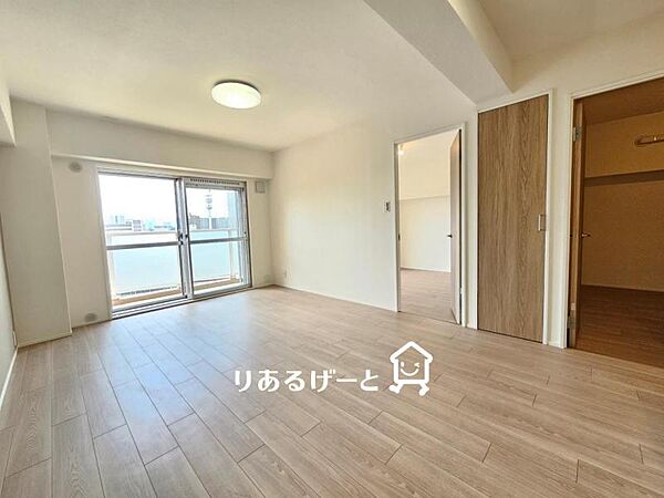 ＬＤＫ14帖：日中は電気をつけなくても大丈夫なぐらい、明るい南向きのリビングです！