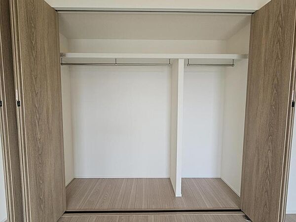 洋室7．2帖：全体を見渡せ、ワードローブの把握がしやすいクローゼット♪