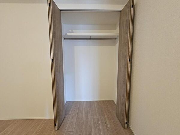洋室5．9帖：各居室すべて収納付きでお部屋もすっきり使えますね！