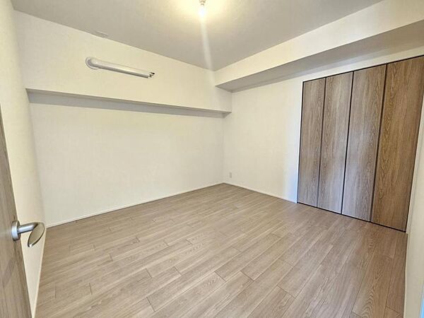 洋室5．9帖：コンパクトなお部屋ですが収納を設けており広くお使い頂けます！
