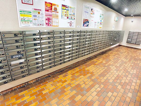 集合ポストで郵便物の出し入れも楽です。鍵付きで安心ですね！