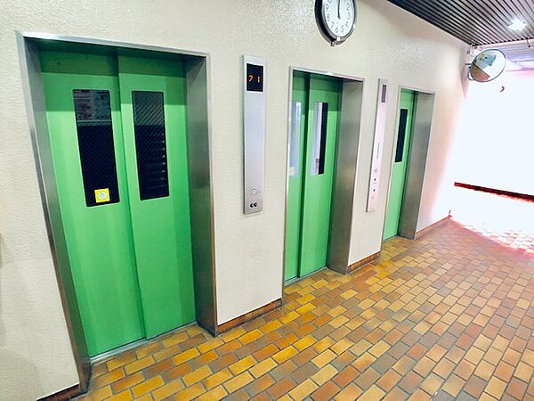 エレベーターは3基ありますので朝の忙しい時間帯もスムーズです。