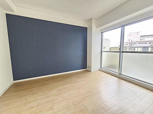 洋室6帖：明るい採光の入るバルコニーに出ることができます。