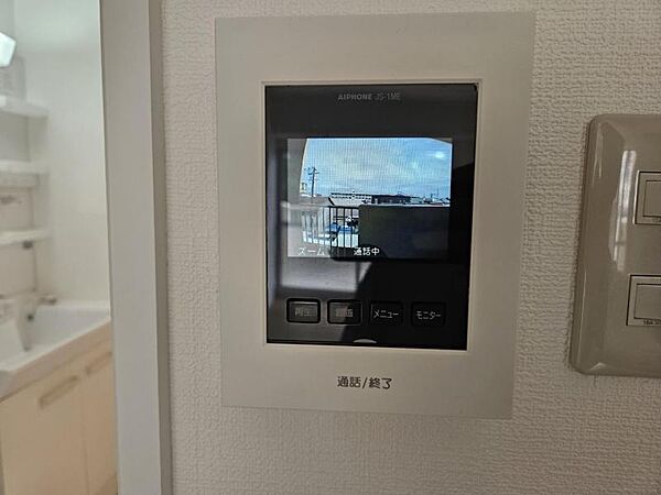 モニター付きインターホンはお子様のお留守番にも安心の設備です。
