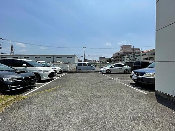 ゆったりとした敷地内駐車場で駐車もらくらく！