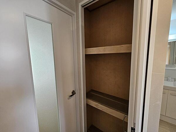 季節家電など、大きな荷物の収納にも便利な廊下収納も完備！
