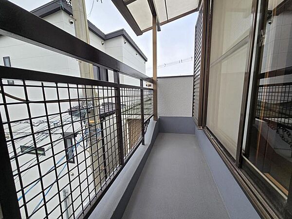 屋根付きで急な雨で洗濯物が濡れる心配も少ないバルコニー！