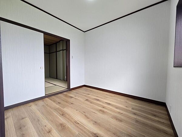 洋室4．5帖：落ち着いたカラーで仕上げたリラックス空間です♪