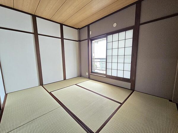 和室6帖：突然の来客にもサッとお布団を敷ける和室でしょう！