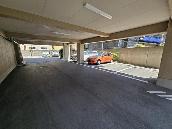 ゆったりとした敷地内駐車場で駐車もらくらく！