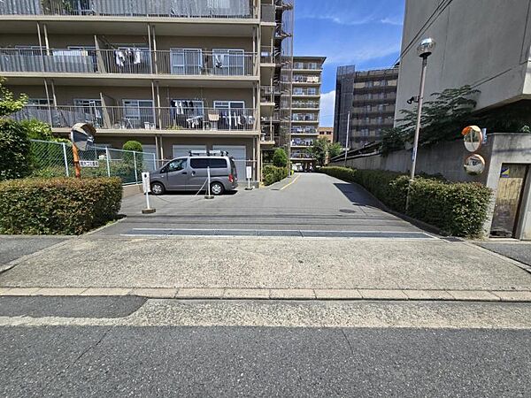 駐車場出入口！ゆとりのある共用部が嬉しいですね！