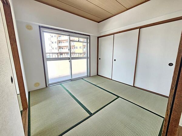 和室4．5帖：突然の来客にもサッとお布団を敷ける和室でしょう！