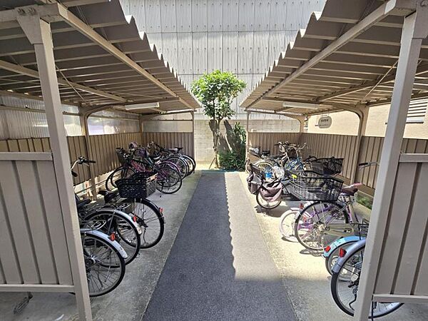 屋根付きの駐輪場で自転車が雨に濡れず安心！