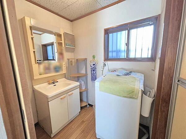 明るい洗面室で身支度も捗ります！