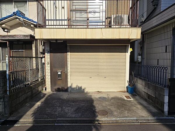 シャッター付きで大切なお車を雨から守れます☆