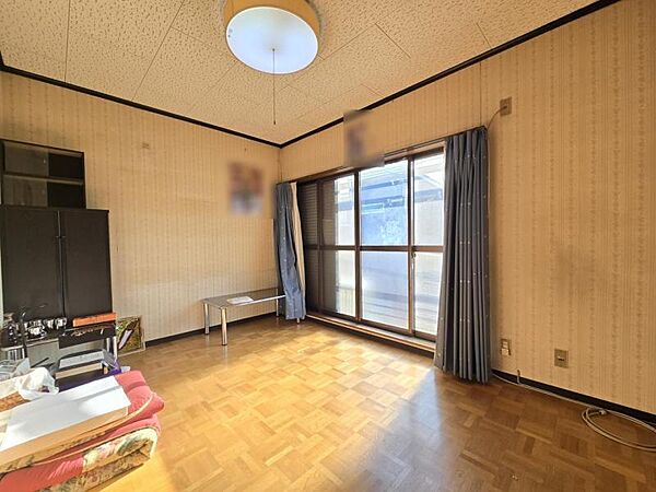 洋室：バルコニーに面したお部屋はお布団などもサッと干せて便利ですね