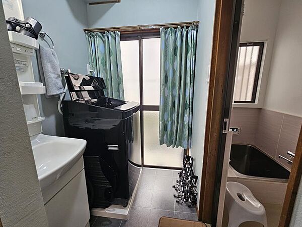 洗面室奥には物干し場もあるので、家事動線が便利です！