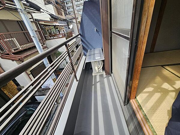 バルコニー！さっとお布団も干すことができますね！