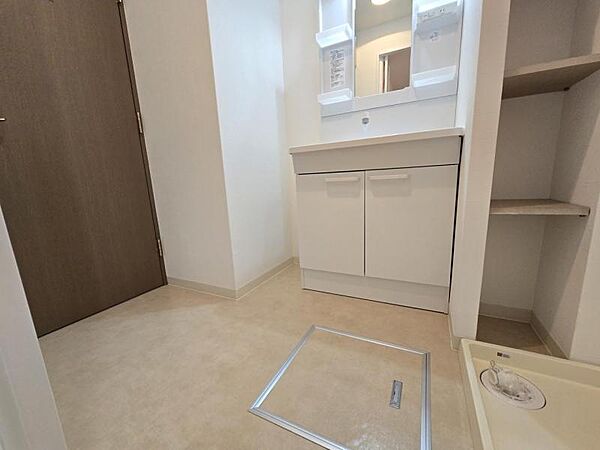 洗濯機置き場もある広めの洗面室は身支度もしやすいですね！